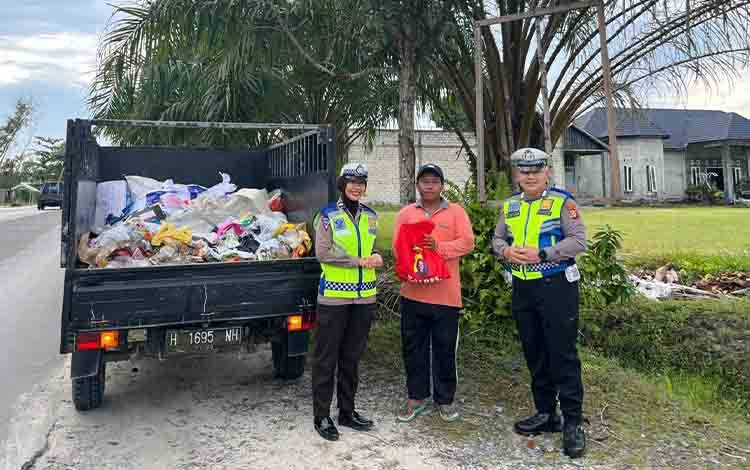 Personel Polres Kobar Berikan Bansos untuk Warga Kurang Mampu
