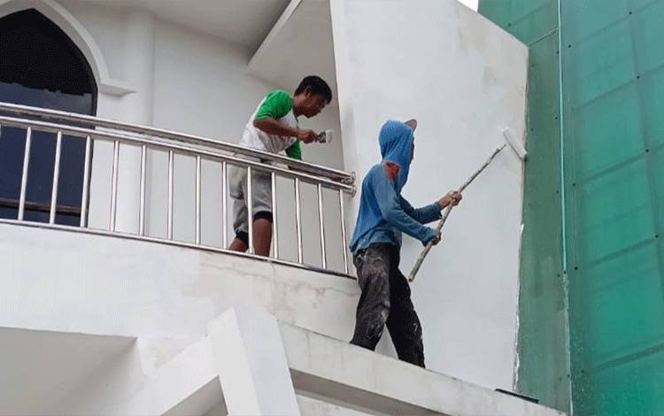 DLH Palangka Raya Cat Ulang Masjid Darul Amin di Taman Pasuk Kameloh