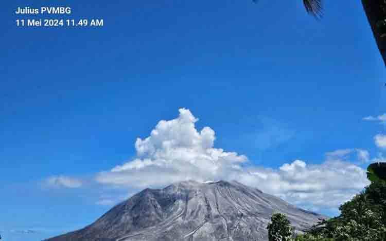 Badan Geologi Catat 19 Kali Gempa Guguran Gunung Ruang