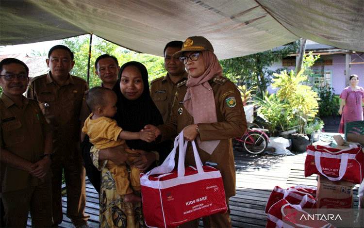 Pj Wali Kota Palangka Raya juga Beri Bantuan Kebutuhan Pokok untuk Korban Kebakaran Mendawai
