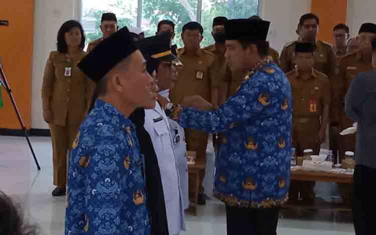 Pj Bupati Kobar Pimpin Pengambilan Sumpah Janji 71 Pejabat Administrator dan Pengawas?