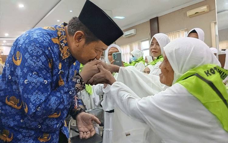 Sebanyak 153 Calon Jamaah Haji Kobar Secara Resmi Diberangkatkan