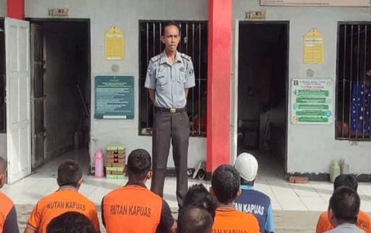 Kepala KPR Rutan Kapuas Ajak Warga Binaan Pahami Pentingnya Kebersihan Kamar Hunian