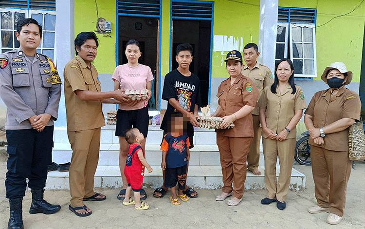 Camat Dusun Timur Serahkan Bantuan Telur untuk Balita Beresiko Stunting di Mangkarap