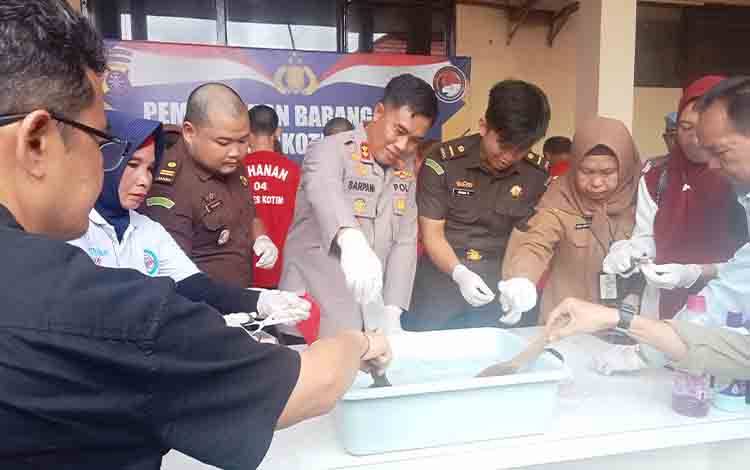 Polres Kotim Musnahkan Ratusan Gram Sabu dari 13 Tersangka