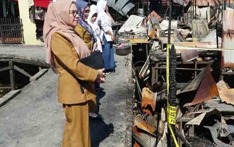 Pj Ketua TP PKK Palangka Raya Tinjau Lokasi Kebakaran di Jalan Mendawai Induk