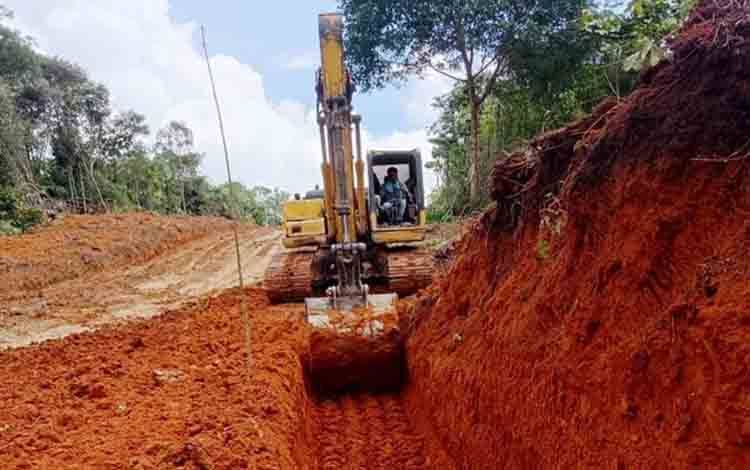 Satgas TMMD Kodim Lamandau Bangun Jalan Penghubung Desa Karang Mas  Kina