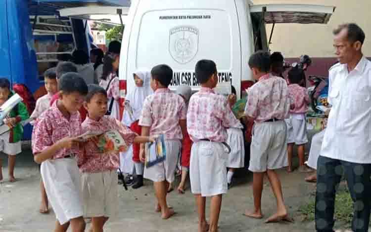 Dispursip Palangka Raya Hadirkan Perpus Keliling di SDN 5 Langkai