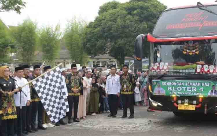 215 Calon Jemaah Haji dari Palangka Raya Diberangkatkan