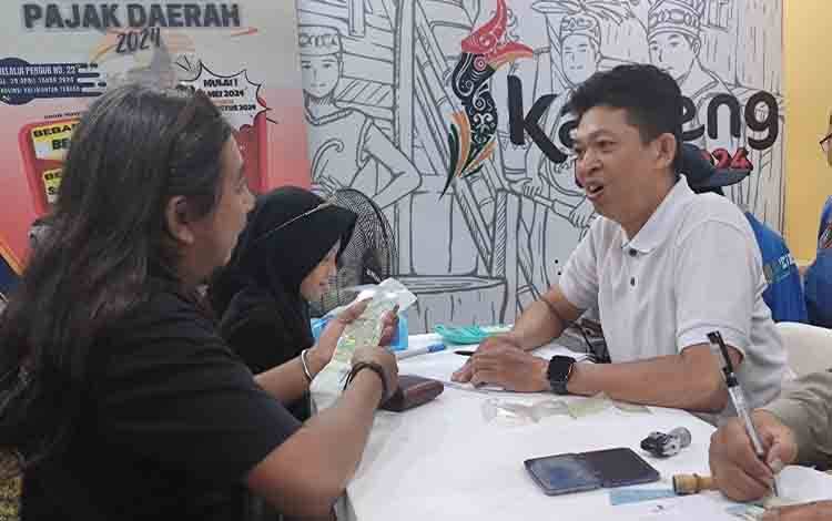 Masyarakat Antusias Bayarkan Pajak Kendaraan di Kalteng Expo