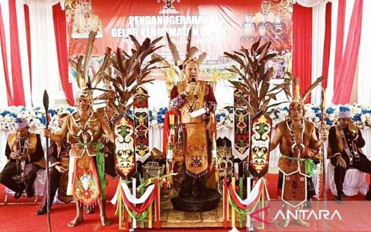 Pj Bupati Barito Selatan Dianugerahi Gelar Kehormatan Masyarakat Dayak