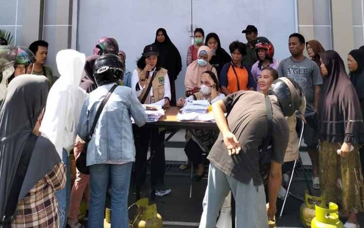 Warga antre di pasar penyeimbang Elpiji 3Kg di halaman kantor Kejari Kapuas pada Rabu, 15 Mei 2024. (FOTO: IST)