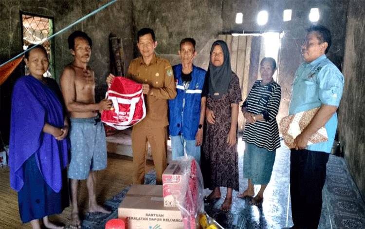 Pemkab Barito Utara Bantu Korban Kebakaran di Desa Datai Nirui