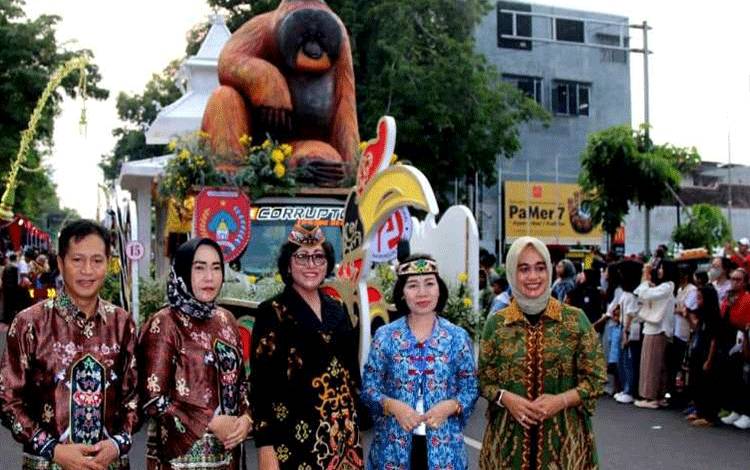Pj Bupati dan Ketua Dekranasda Barito Utara Hadiri HUT Dekranas ke-44 di Kota Solo