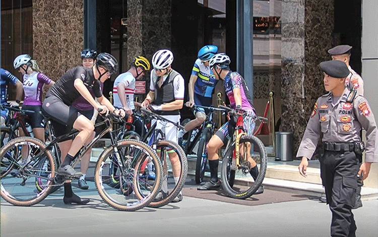 Ditsamapta Polda Kalteng Siagakan Personel di Penginapan Atlet UCI MTB Word Cup 2024