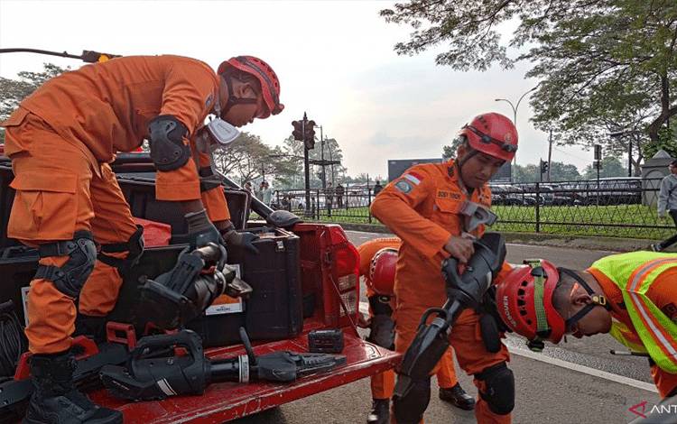 Tim SAR Potong Badan Pesawat PK-IFP untuk Evakuasi Tiga Korban