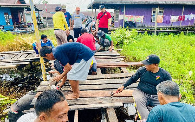 Lurah Raja Seberang Apresiasi Warga Gotong Royong Benahi Jalan Rusak