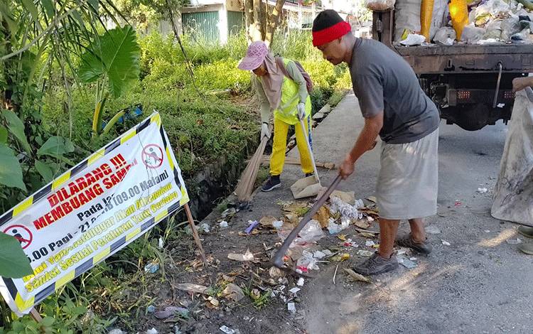 Meski Ada Larangan, Tumpukan Sampah Selalu Ada di Jalan Bhayangkara Pangkalan Bun