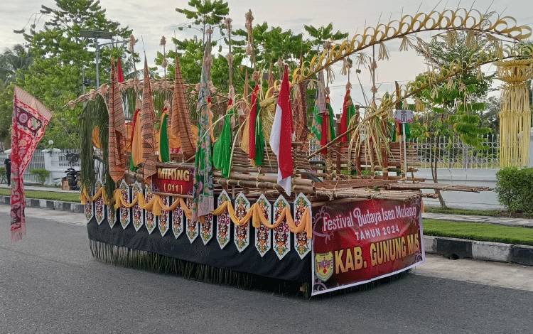 Kontingen Gunung Mas Tampilkan Mihing pada Karnaval FBIM 2024