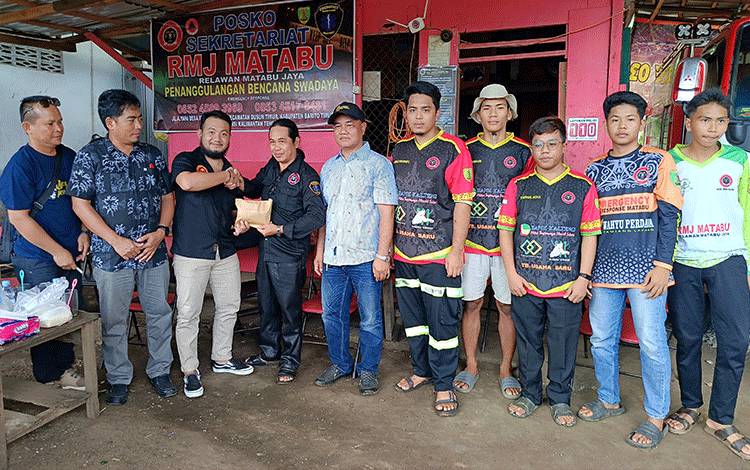 Adi Garoe Serahkan Bantuan Rp25 Juta untuk Relawan Matabu Jaya