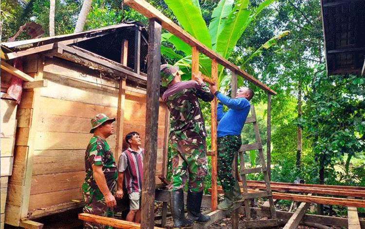 Satgas TMMD Rehab Rumah Milik Warga Desa Karang Mas