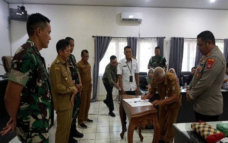 Pemkab Barito Utara Tandatangani NPHD Pengamanan Pilkada Serentak 2024