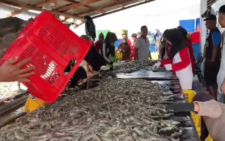 Sugianto Sabran Berikan Bantuan Pelaku Usaha Perikanan