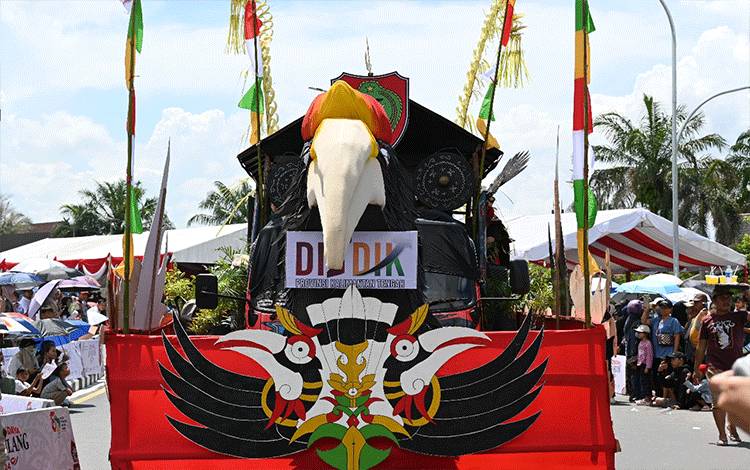 Mobil Hias Disdik Kalteng di Karnaval Budaya FBIM 2024 Edukasikan Huma Betang
