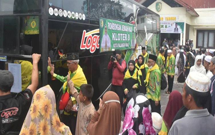 Pemko Palangka Raya Berangkatkan 99 Jemaah Calon Haji Kloter 8