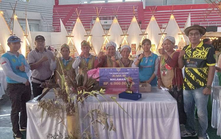 Bartim Raih Juara III Lomba Malamang di Hari ke-3 Festival Budaya Isen Mulang