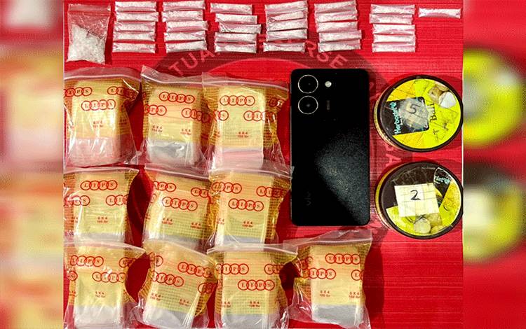 Dua Pengedar di Barito Timur Sembunyikan 13,24 Gram Sabu di Bawah Pohon Pisang
