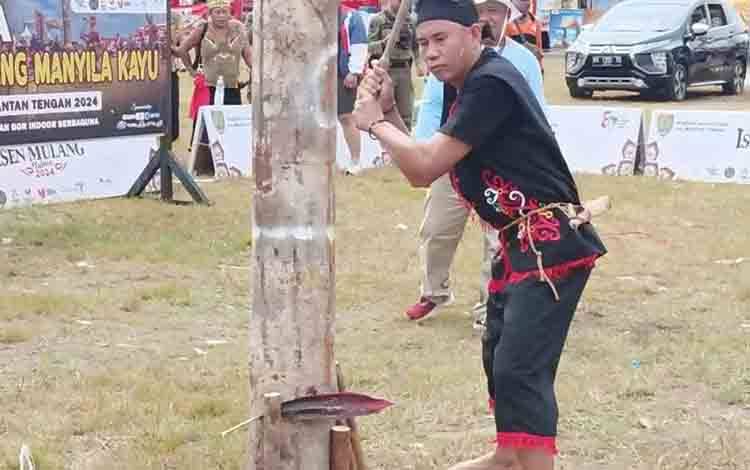 Lomba Maneweng Kayu Meriahkan FBIM 2024
