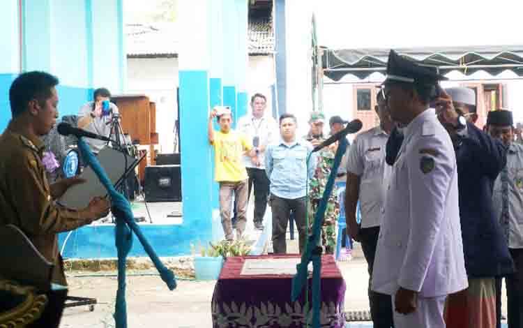 Pj Bupati Barito Utara Lantik dan Ambil Sumpah Janji Kades PAW Bintang Ninggi II