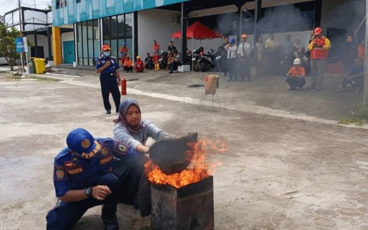 Diskarmat Palangka Raya Beri Bimbingan Pencegahan Kebakaran untuk Karyawan PLN