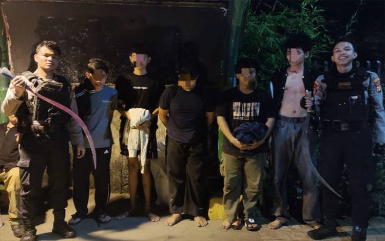Polisi Ringkus 11 Remaja Bersenjata Tajam Diduga Hendak Tawuran