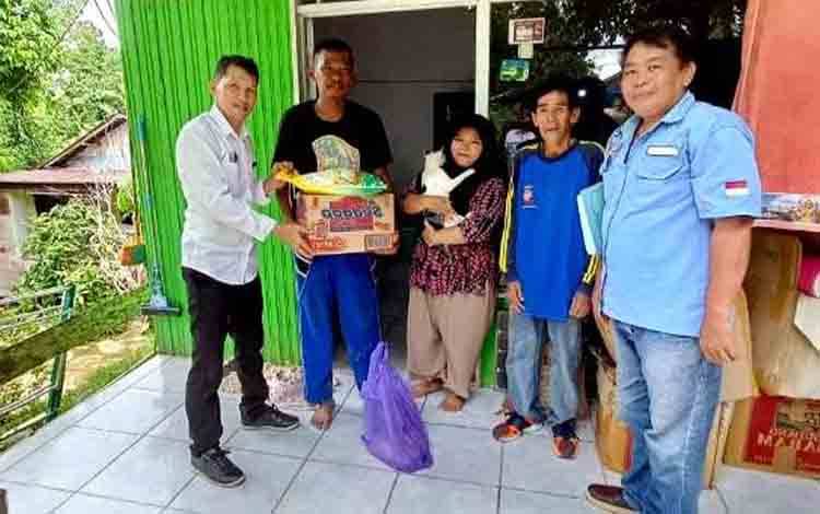 Dinsos PMD Barito Utara Serahkan Bantuan Korban Tanah Longsor