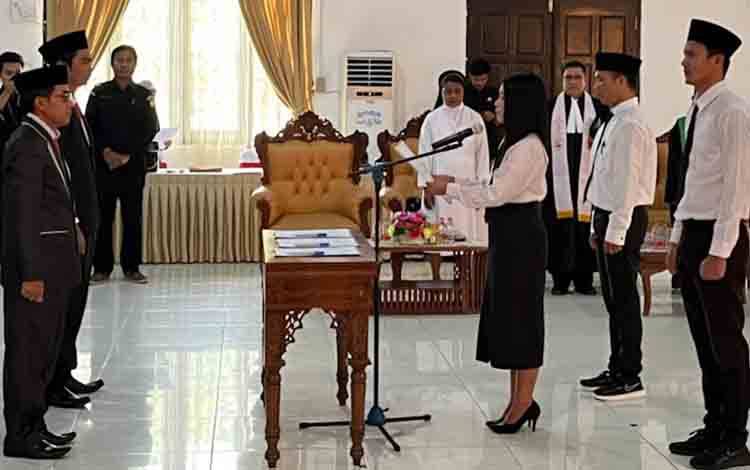 Bawaslu Lamandau Lantik 24 Anggota Panwascam