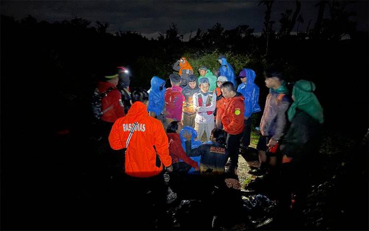 Basarnas Evakuasi Pendaki Perempuan dari Gunung Bawakaraeng