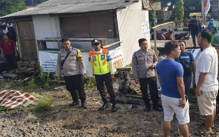 Seorang Perempuan Tewas Tertabrak Kereta Api