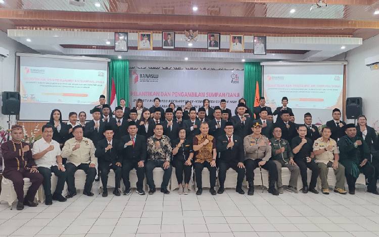 Bawaslu Gumas Lantik 36 Panwaslu Kecamatan