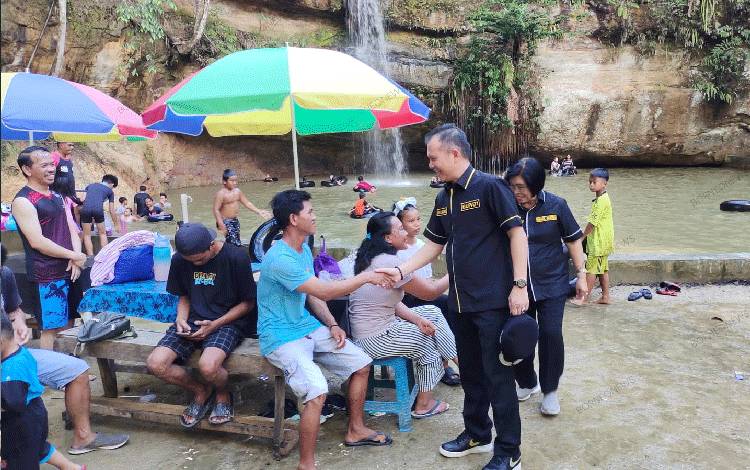 Bupati Gunung Mas Nikmati Tempat Wisata Air Terjun Batu Mahasur Bersama Masyarakat
