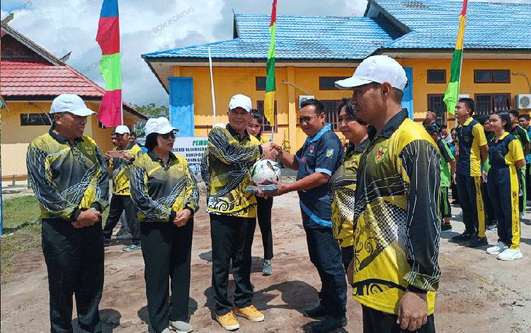 Pemkab Gunung Mas Serahkan Bantuan Peralatan Olahraga