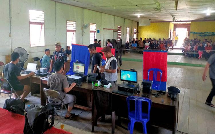 Jemput Bola Pelayanan Dinas Dukcapil Disambut Antusias Warga Kecamatan Kapuas Tengah