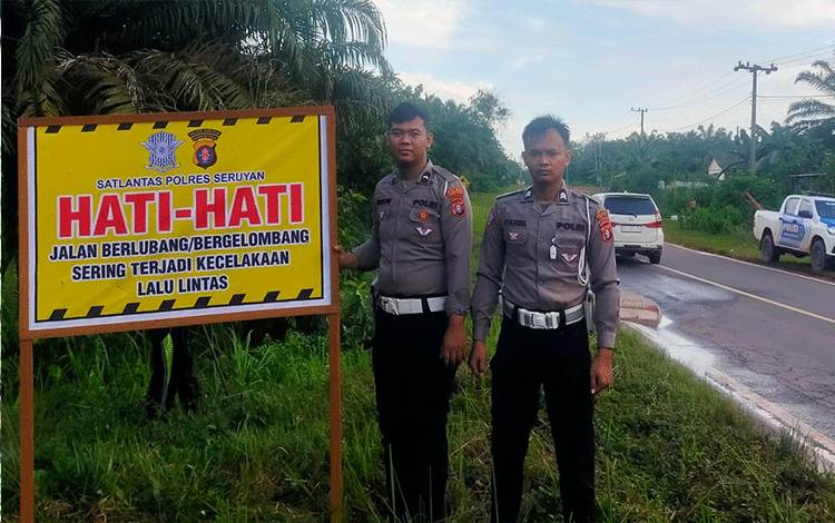 Satlantas Polres Seruyan Pasang Spanduk Peringatan di Jalur Rawan Kecelakaan