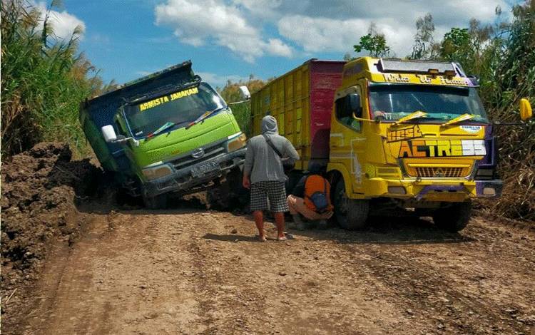 Kerusakan Jalan Menuju Pelabuhan Teluk Segintung Hambat Aktivitas Warga