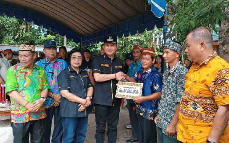 Bupati Gunung Mas Serahkan Bantuan untuk Kegiatan Tiwah Massal