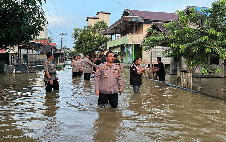 Kapolres Seruyan Kunjungi Warga Terdampak Banjir
