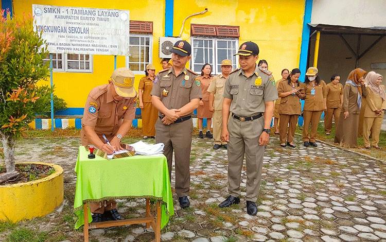 Satpol PP dan SMKN 1 Tamiang Layang Tandatangan MoU Ketertiban Umum, Pendidikan dan Disiplin Sekolah