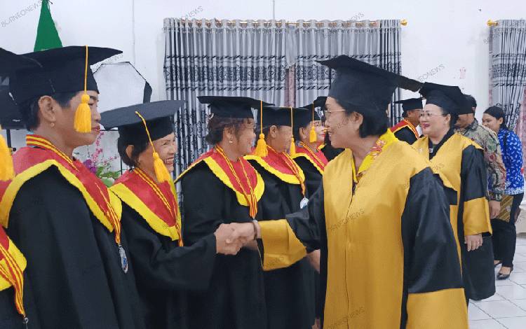 Puluhan Siswa Sekolah Lansia di Gunung Mas Mengikuti Wisuda