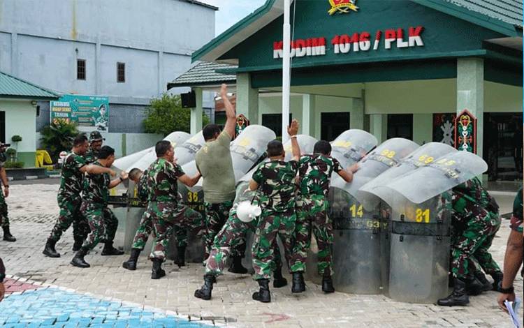 Tingkatkan Kemampuan Prajurit, Kodim 1016 Palangka Raya-?Latihan Pengendalian Huru-hara